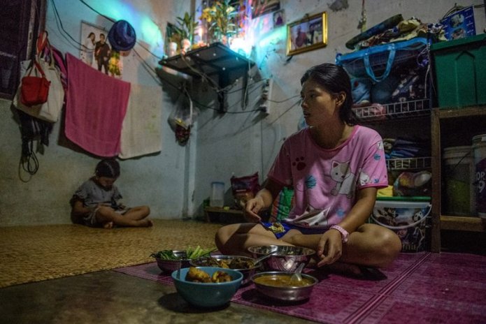 Out of work, out of options: Myanmar migrant workers in Thailand scrape by during COVID-19 · Global Voices