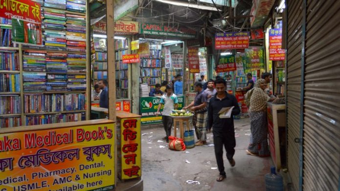 Nilkhet second-hand book market. You can find old, rare, or out of print books here. Image from Flickr by Francisco Anzola. CC BY 2.0.