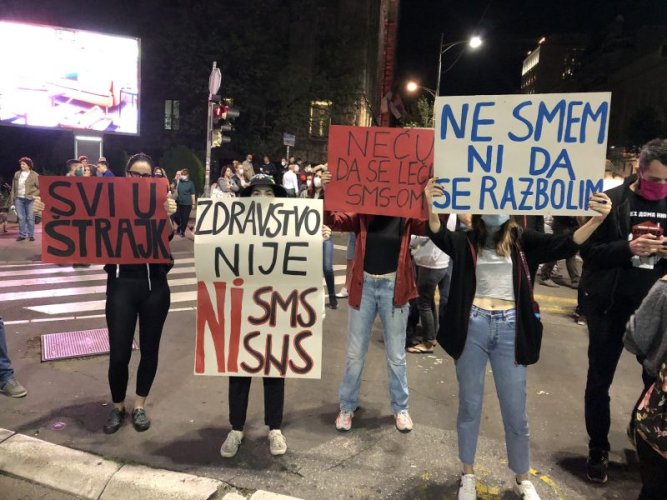 Protesters in front of Serbian parliament in Belgrade on July 8, 2020. Photo by Zoran Torbica.