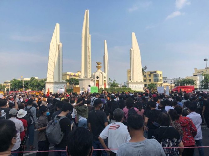 Students lead mass protest against dictatorship at Thailand’s Democracy Monument · Global Voices