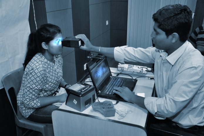 Biometric details being captured in an Aadhaar enrolment centre in Kolkata, West Bengal, India (Biswarup Ganguly, CC-BY-3.0)