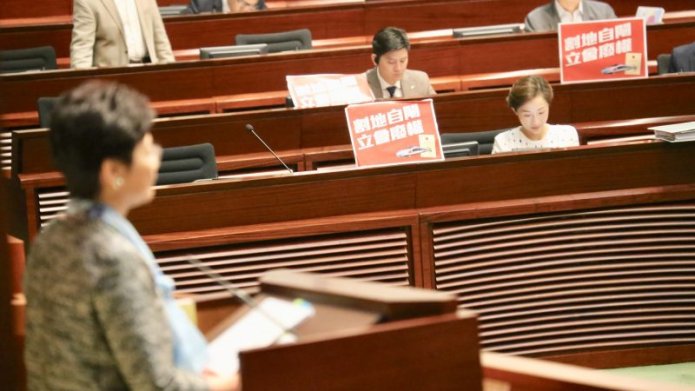 Hong Kong’s pro-democracy lawmakers split over Beijing-imposed mandate extension · Global Voices