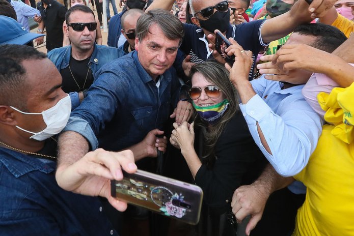 President Bolsonaro flooded with questions on social media about unexplained deposits into his wife’s bank account · Global Voices