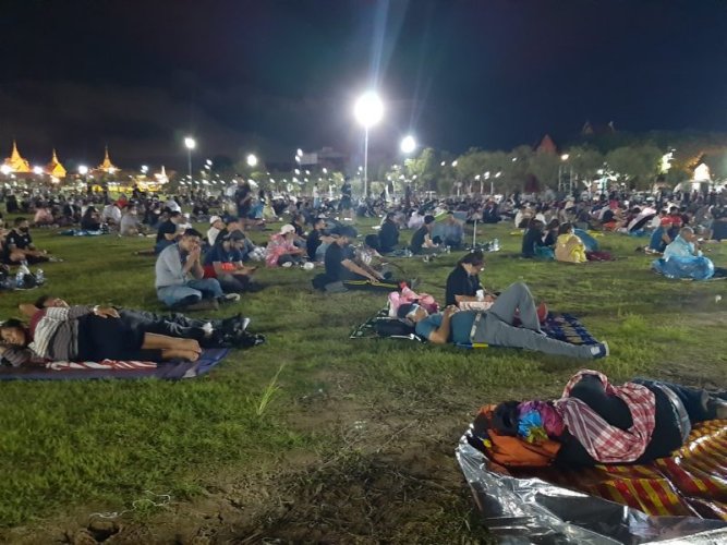 Thai activists share hopes and wishes during a night camp protest · Global Voices