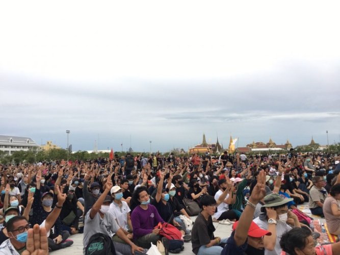 Thai protesters submit petition for monarchy reforms, install ‘people’s plaque’ · Global Voices