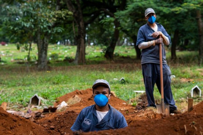 During the COVID-19 pandemic, Brazilian gravediggers face increased prejudice · Global Voices