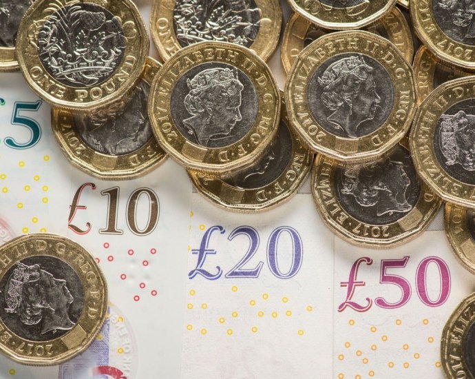 Squeeze on real wages in UK to last until Christmas, say OECD economists
