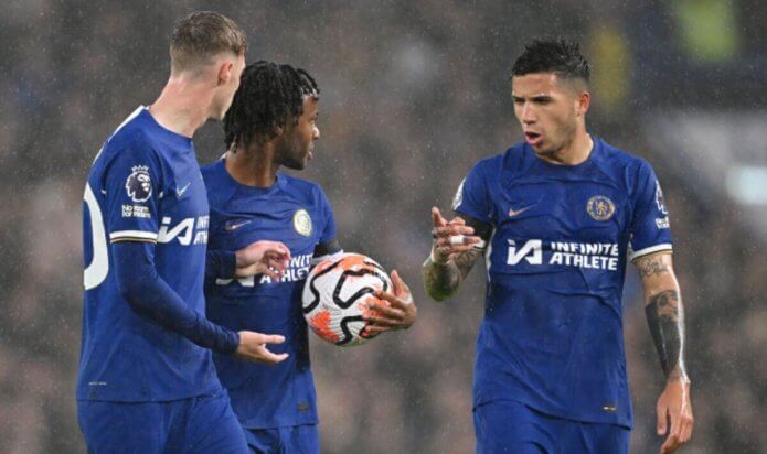 Chelsea star Enzo Fernandez intervenes to break up Sterling and Palmer row