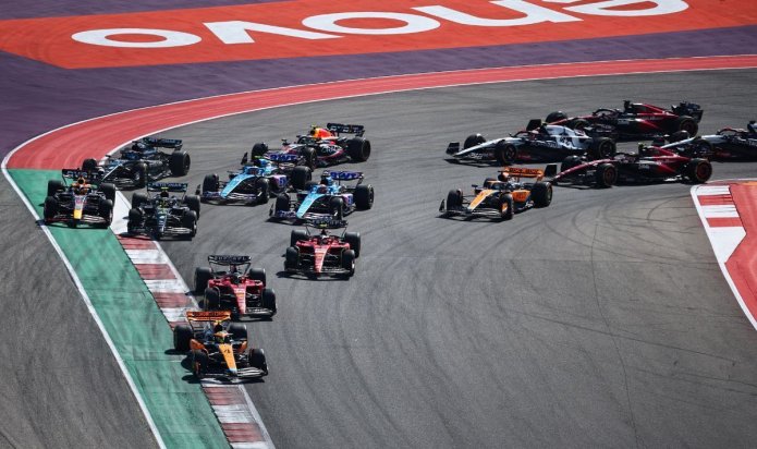 Lewis Hamilton battles Max Verstappen and Lando Norris for US GP victory