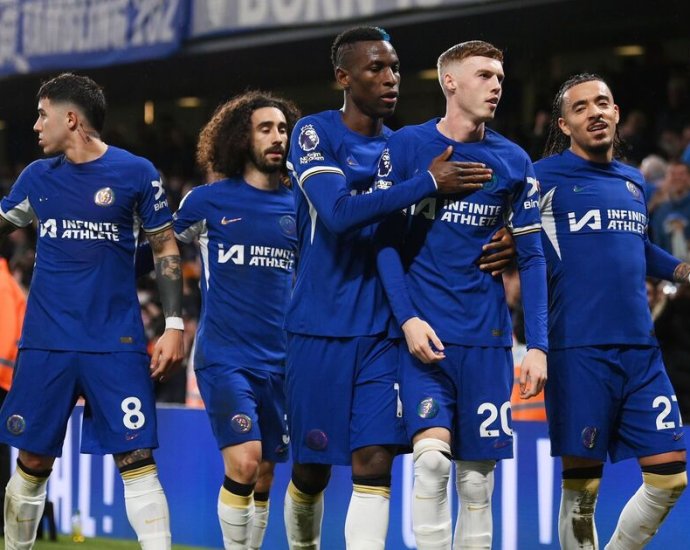 Man Utd heartbroken as Chelsea steal victory after extraordinary collapse