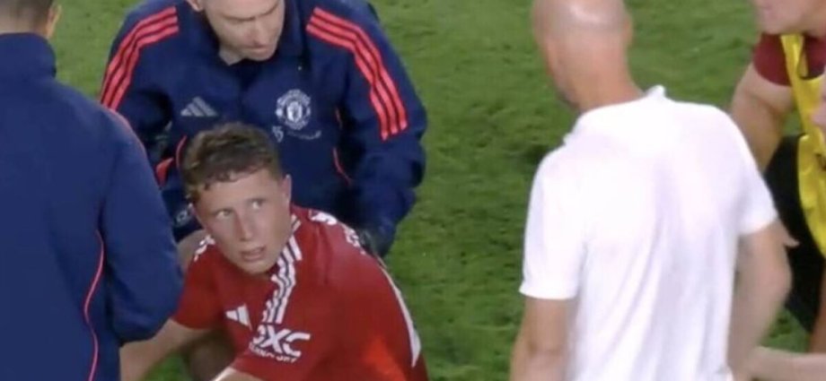 Erik ten Hag walks onto pitch to console injured Man Utd ace vs Liverpool