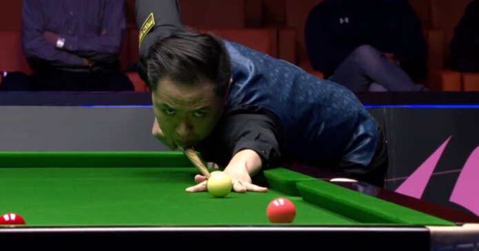 Snooker commentator complains about 'orchestra of phones' during crucial shot
