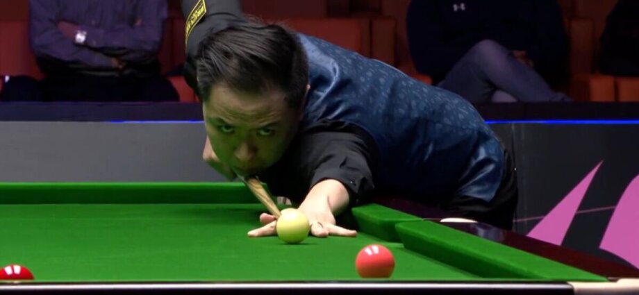 Snooker commentator complains about 'orchestra of phones' during crucial shot