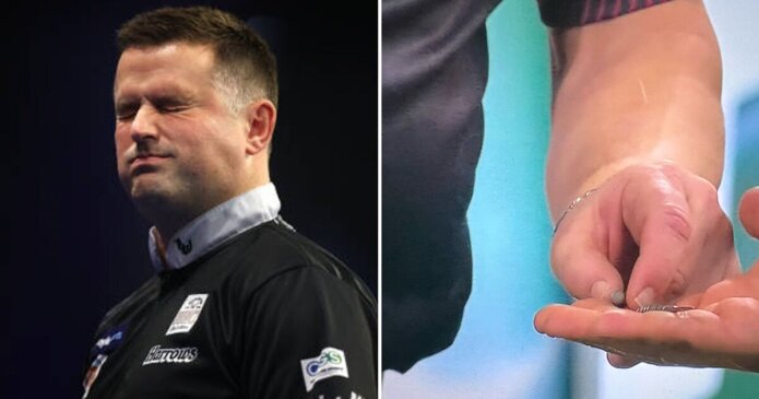 Darts LIVE - Match suspended in odd incident after crowd boo Englishman