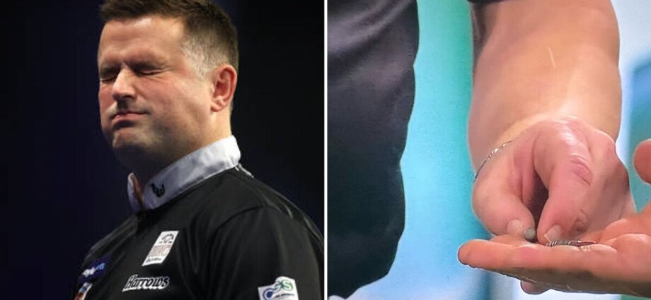 Darts LIVE - Match suspended in odd incident after crowd boo Englishman