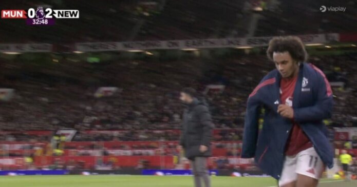 Joshua Zirkzee runs down Man Utd tunnel after being booed off in first half