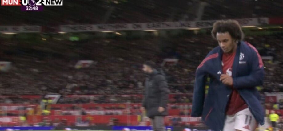 Joshua Zirkzee runs down Man Utd tunnel after being booed off in first half