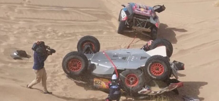 Carlos Sainz's dad rescued after wild crash where car flips onto roof