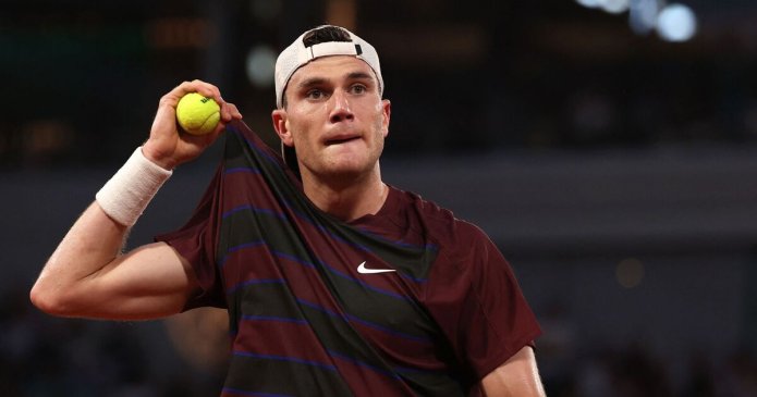 Draper edges out Monfils to silence hostile French Open crowd in four-set ordeal