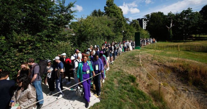 Wimbledon fans 'walk out of queue' after hours as warning put in place
