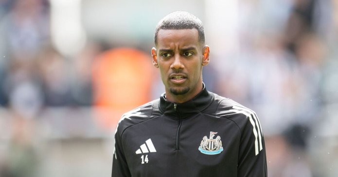 Man Utd stick dagger into Alexander Isak to Liverpool transfer as Reds ready bid