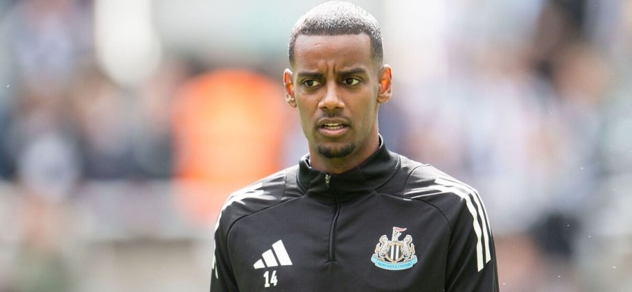 Man Utd stick dagger into Alexander Isak to Liverpool transfer as Reds ready bid