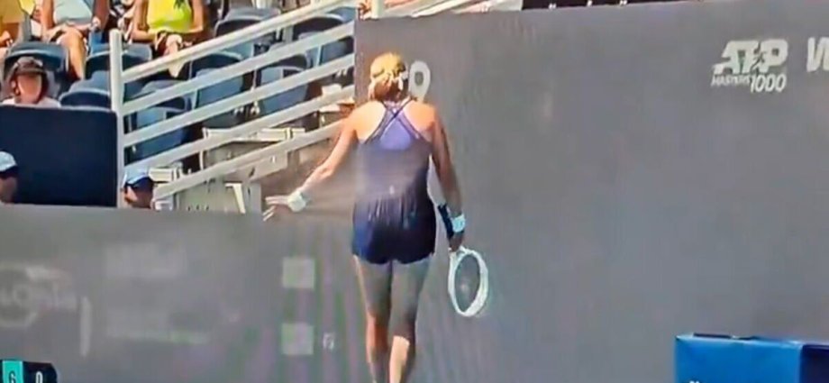 Danielle Collins bursts into tears and cries 'why is this happening to me'
