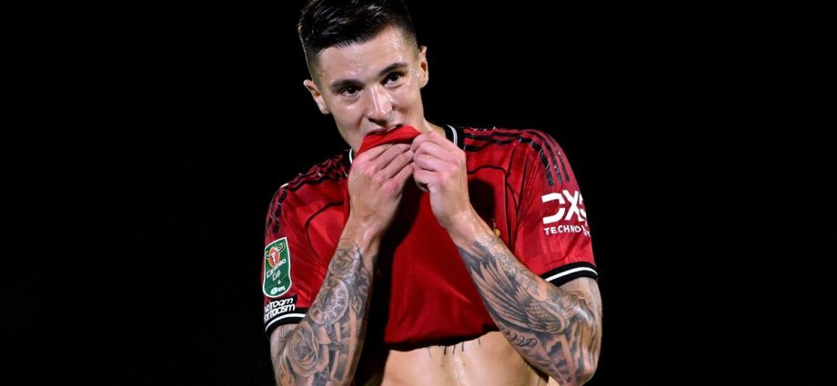 Man Utd star almost suffers career suicide and hid behind his team-mates