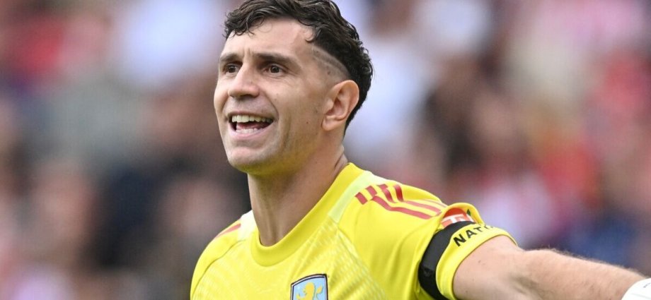 Man Utd 'make big Emi Martinez bid' in Senne Lammens hint