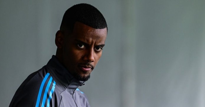 Newcastle release blunt 37-word statement as Liverpool announce Alexander Isak