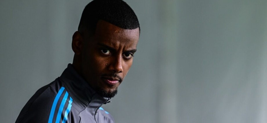 Newcastle release blunt 37-word statement as Liverpool announce Alexander Isak