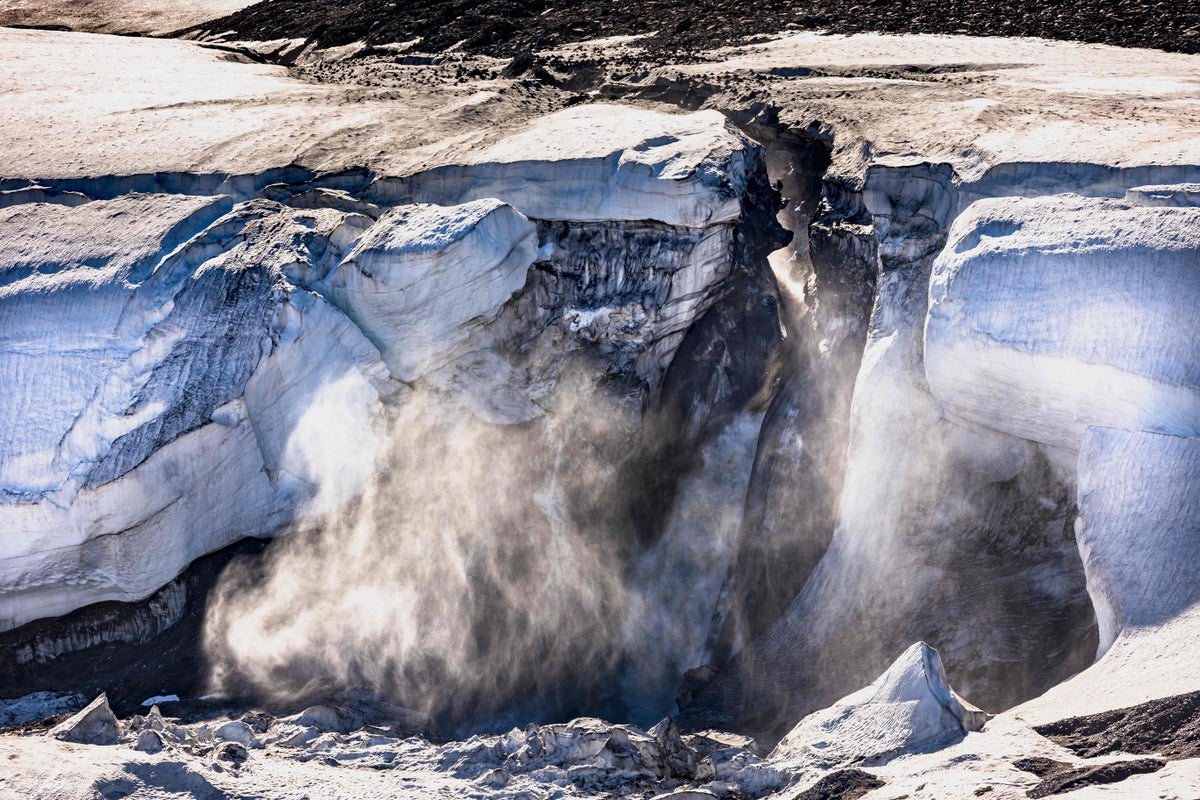 New evidence sheds light on puzzling discovery in Greenland’s ice sheet(01)