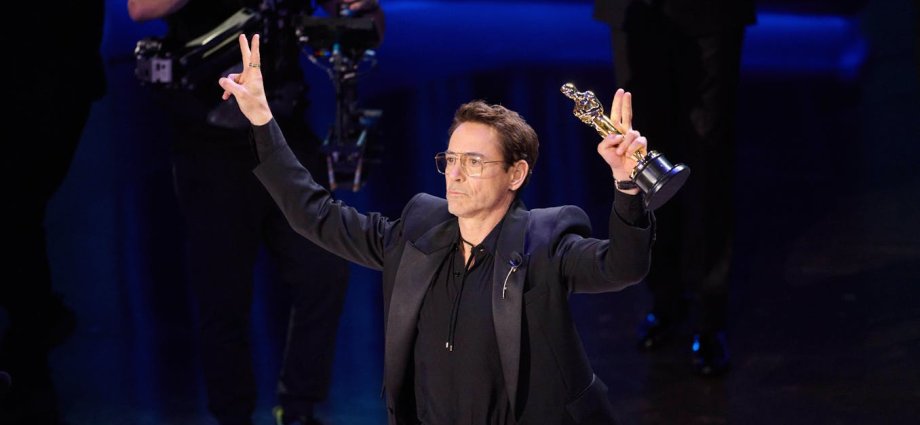 Khloé Kardashian with her sister Kim.