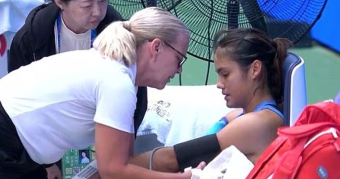 Novak Djokovic calls physio and winces in pain as Emma Raducanu makes mistake