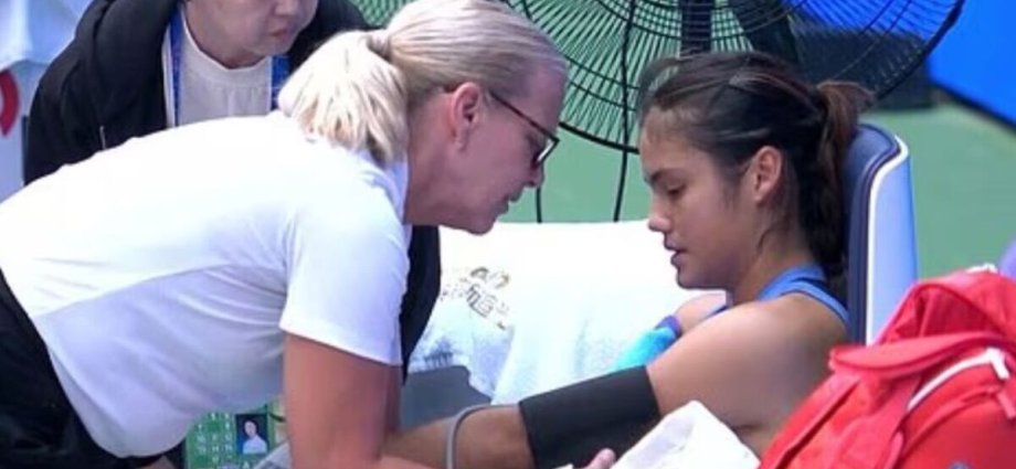 Novak Djokovic calls physio and winces in pain as Emma Raducanu makes mistake