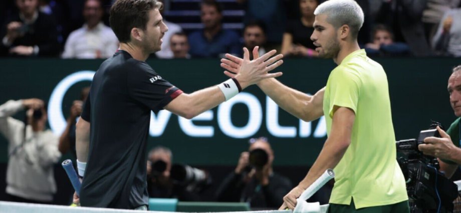 Tennis LIVE as Alcaraz 'rattled' and star riles up Paris crowd with gesture