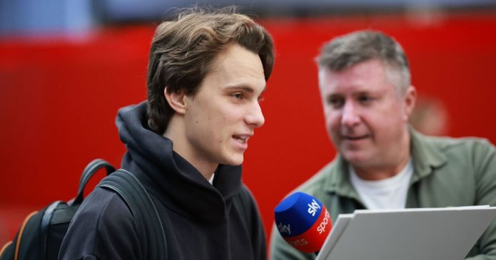 Piastri told to 'put his foot down' by Verstappen's dad amid 'strange' situation