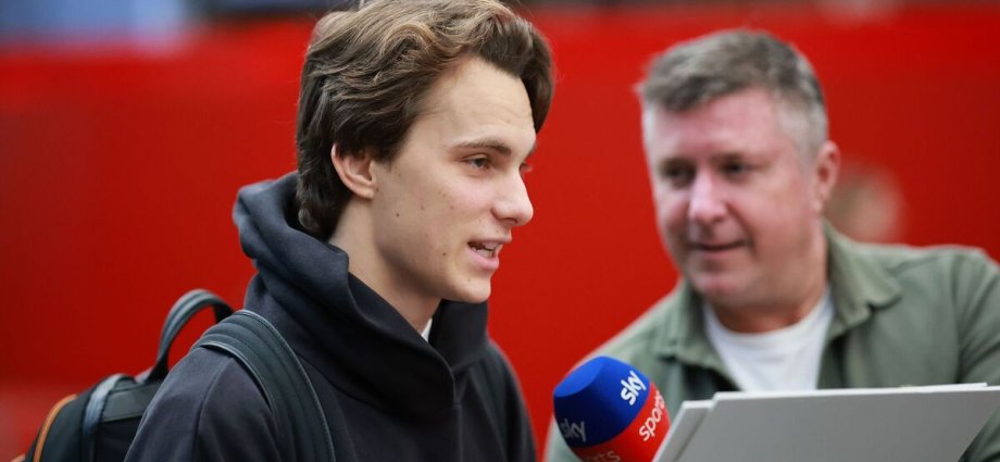 Piastri told to 'put his foot down' by Verstappen's dad amid 'strange' situation