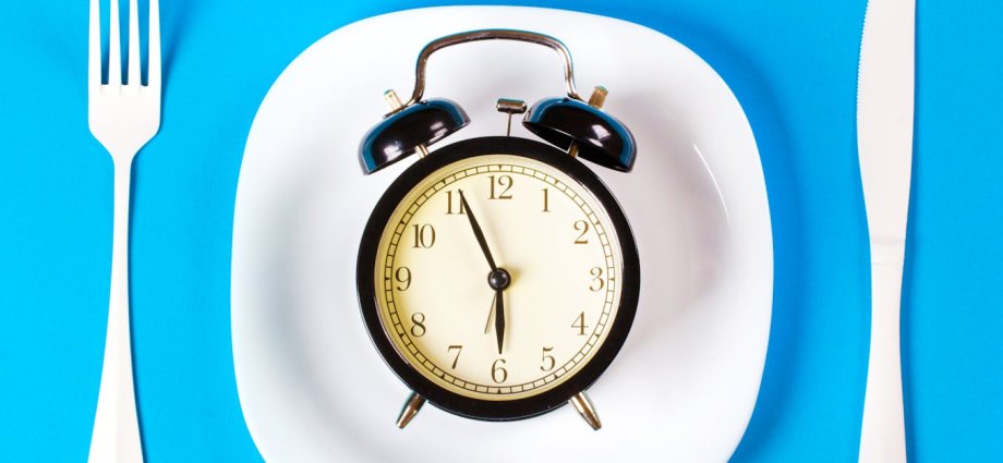 Should we eat dinner earlier in winter? Why timing might matter more than you think