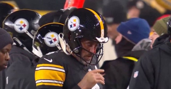 Aaron Rodgers removed from Steelers game after being left bloodied
