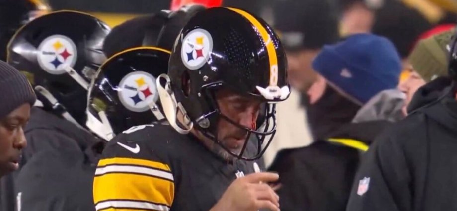 Aaron Rodgers removed from Steelers game after being left bloodied