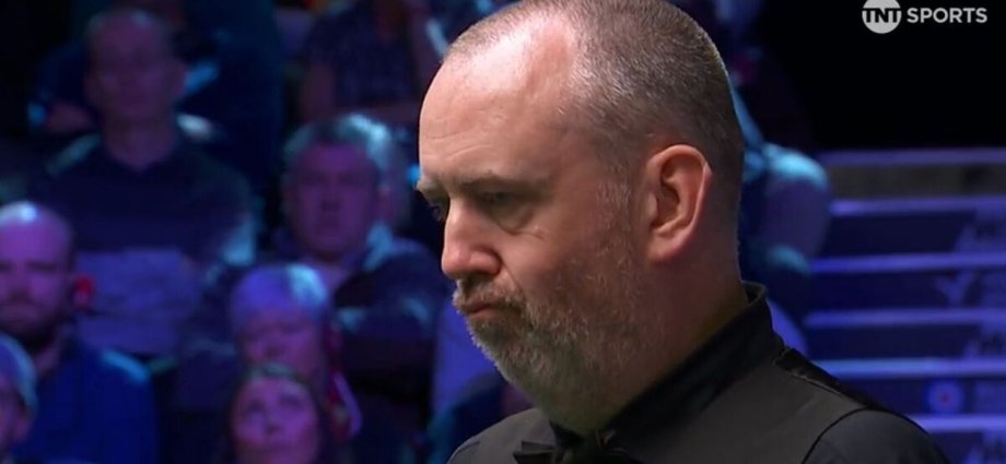 Snooker star in embarrassing moment as UK Championship crowd left in stitches