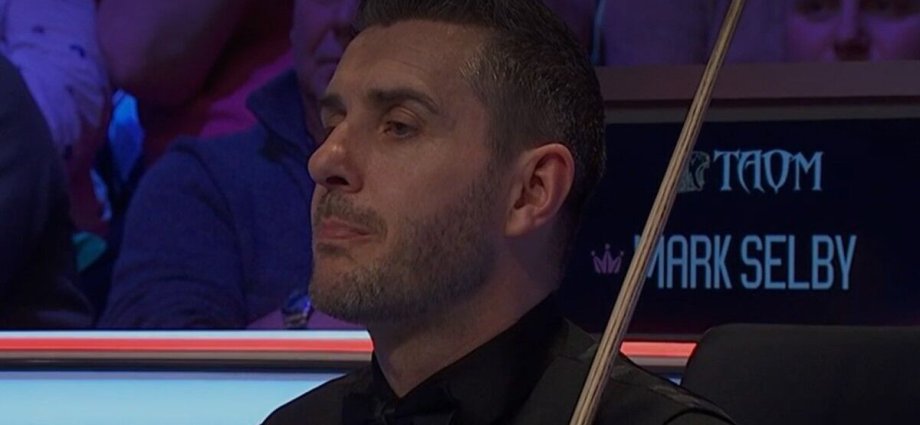 Mark Selby shows true colours to Judd Trump as referee says ‘I stand corrected'