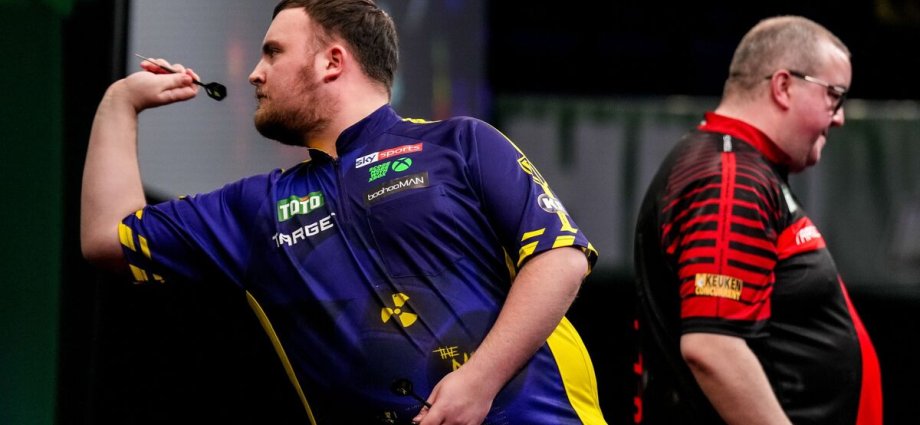 Stephen Bunting fires Luke Littler warning for PDC World Darts Championship