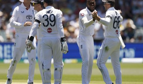 England finally get Khawaja's wicket as first day hangs in balance