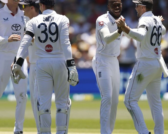 England finally get Khawaja's wicket as first day hangs in balance