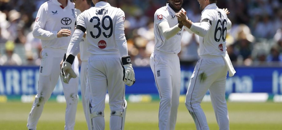 England finally get Khawaja's wicket as first day hangs in balance