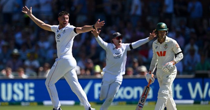 Australia all out for 371 in day two of the third test