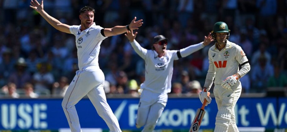 Australia all out for 371 in day two of the third test