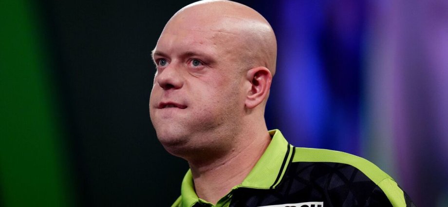 Darts LIVE Star apologises in disrespect row as Van Gerwen makes 'worst' comment